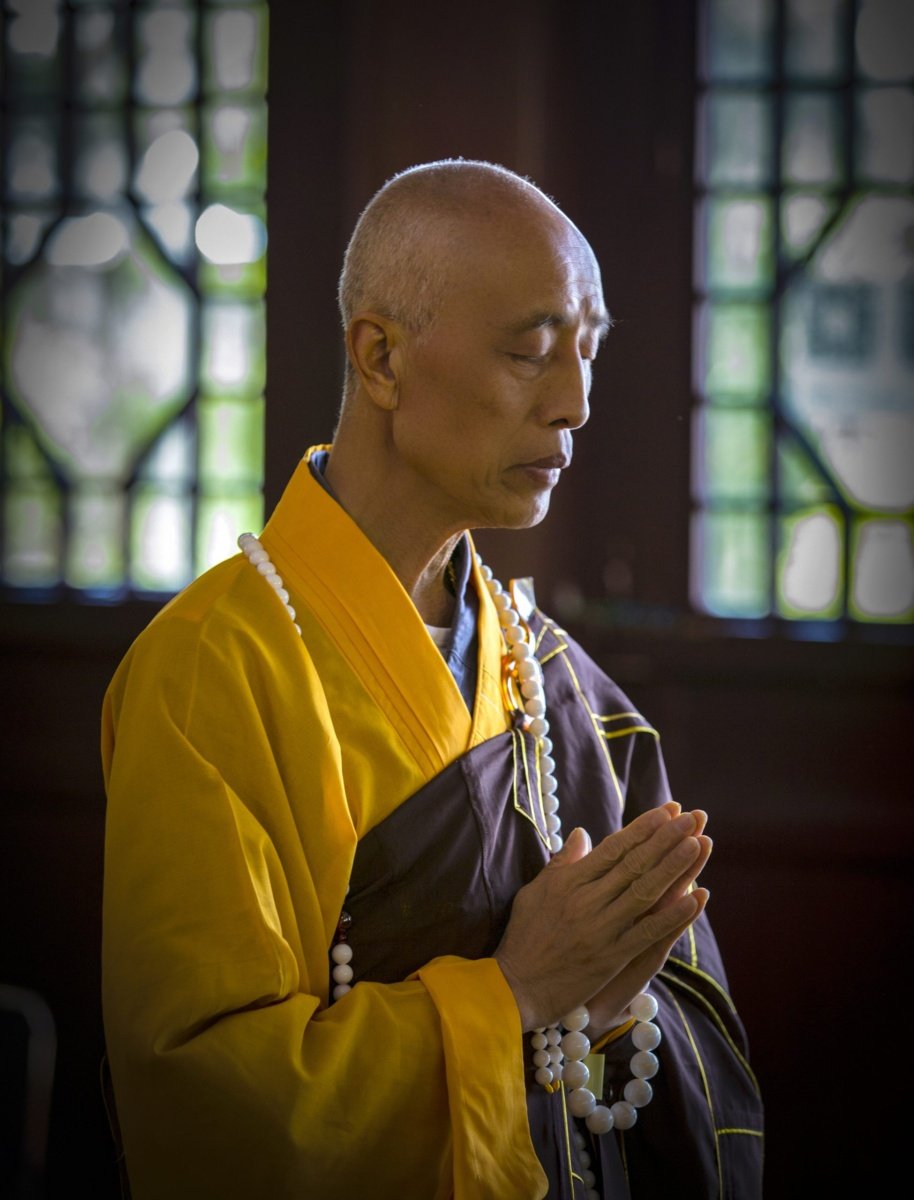 Master Shi Wule praying.